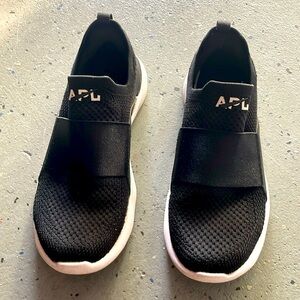 Women’s APL techloom sneaker, size 6. Gently used.